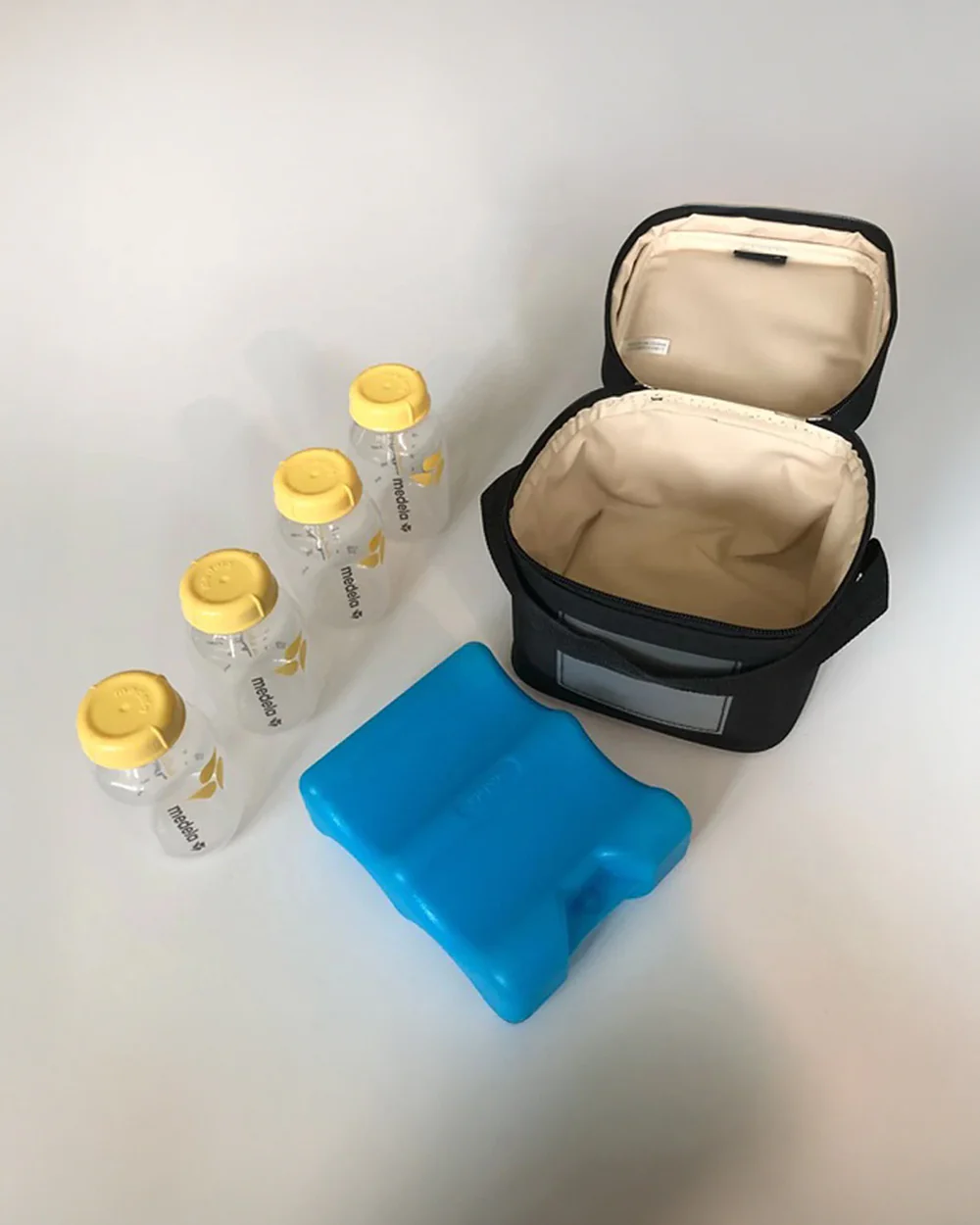 Medela Insulated Cooler Bag With 4 Breastmilk Collection Bottles (150ml each) & 1 Cooling Element-Breastmilk Storage Kit - Image 7