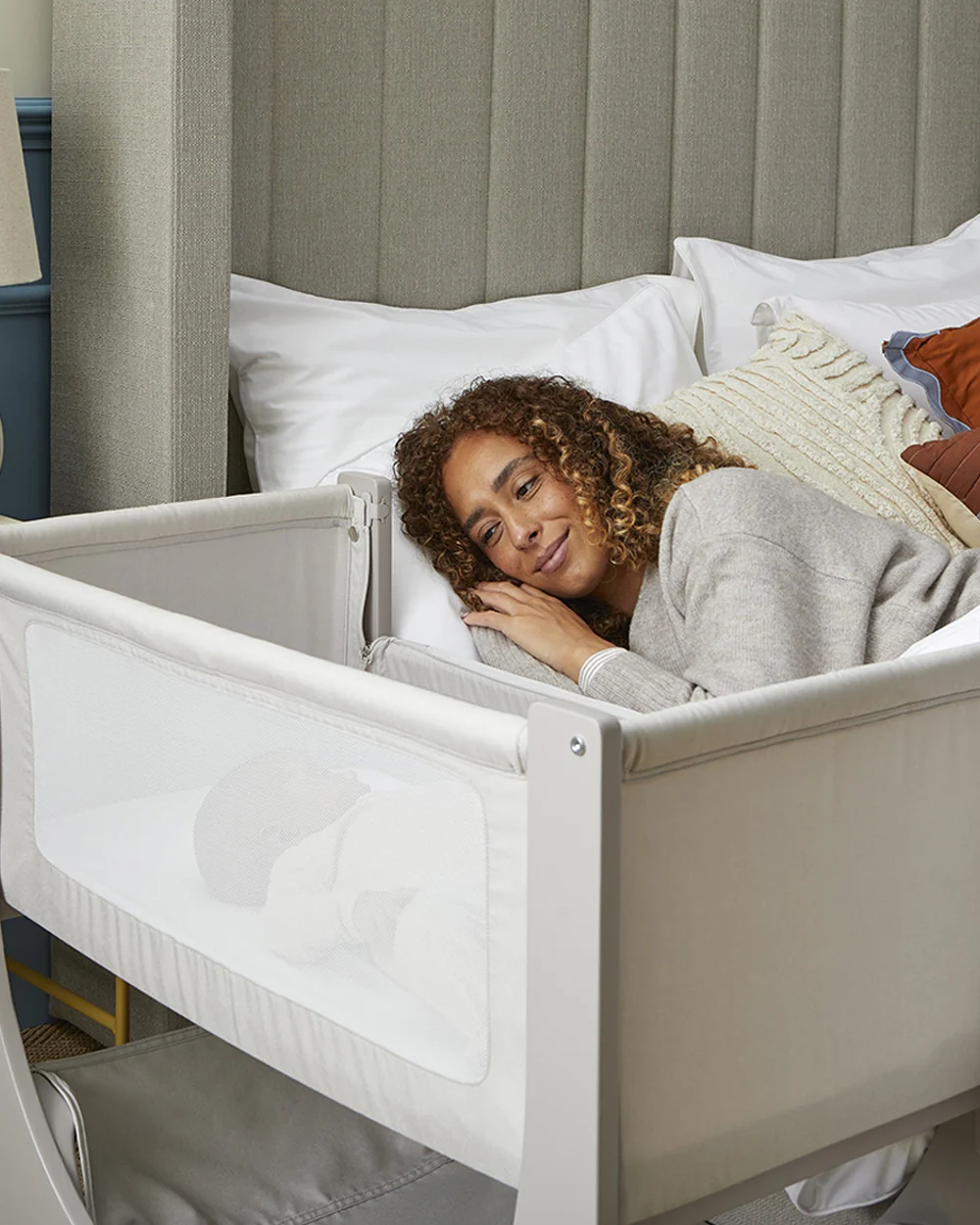 Shnuggle Air Lite Bedside Crib-With Firm, Hypoallergenic Mattress & Hammock Storage-Incline Option For Colic & Reflux-6 Positions Adjustable Height-Both Side Mesh Panels-For 0 to 6M (9 Kg)-Grey - Image 4