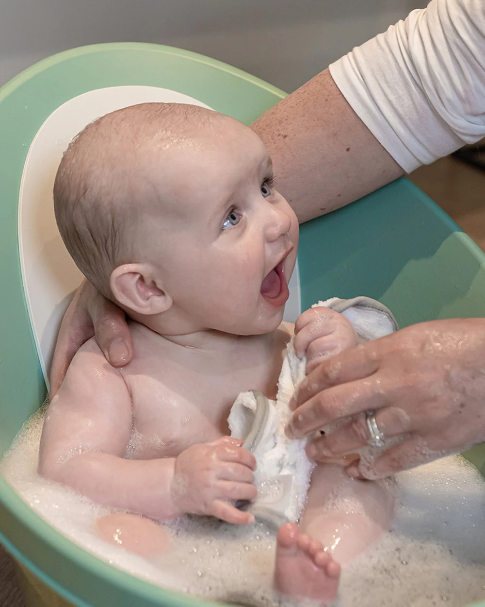 Shnuggle Newborn Bath Tub-With Bum Bump Support-Soft Foam Backrest & Non-Slip Base-BPA Free-0 to 12M-White & Grey - Image 11