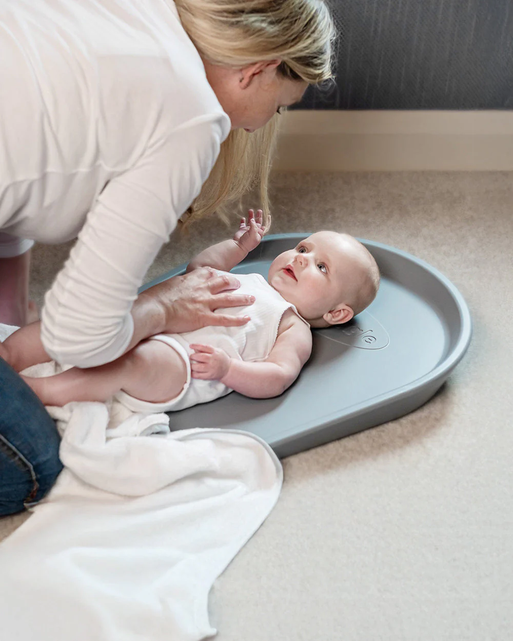 Shnuggle Newborn Bath Tub with Diaper Changing Mat & Bath Jug-0 to 12M-Pebble Grey - Image 35
