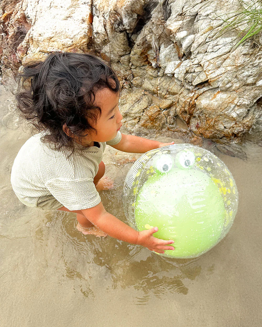 SUNNYLiFE Beach Ball-3D Inflatable-Cookie the Croc-Khaki - Image 5