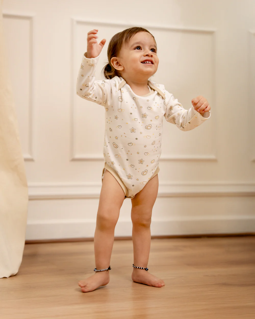 Twingle 100% Organic Cotton Bodysuit-Envelope Neck for Easy Dressing-Nickel Free Snaps-Long Sleeves-Hearts & Stars Print-White-For Infants